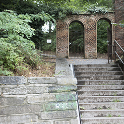 Trappen aan ingang van het Keizersbergpark